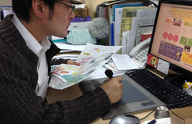 チラシを作る池村氏