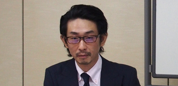 オールバックの庄本氏