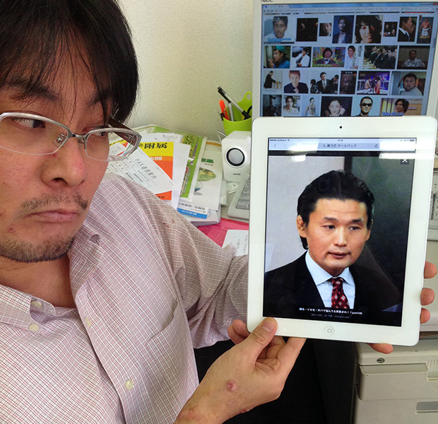 貴乃花の画像をIpadに収める池村氏